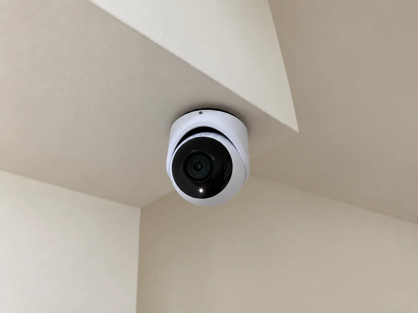 Interiérová kamera UniFi Protect namontovaná na stropě ubytovny v Říčanech