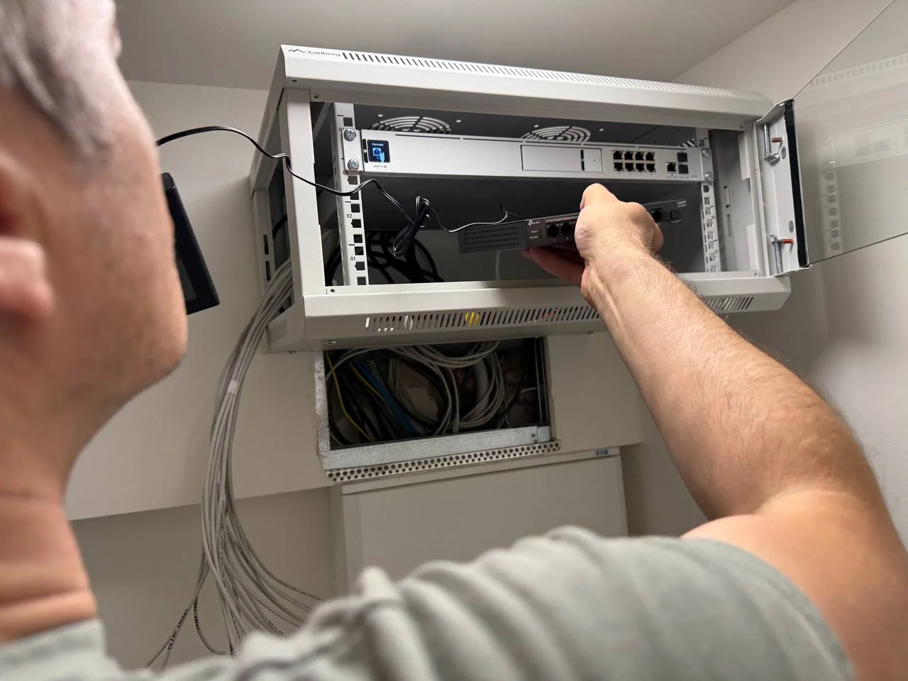 Montáž switche do datového rozvaděče s UniFi Dream Machine SE v Říčanech
