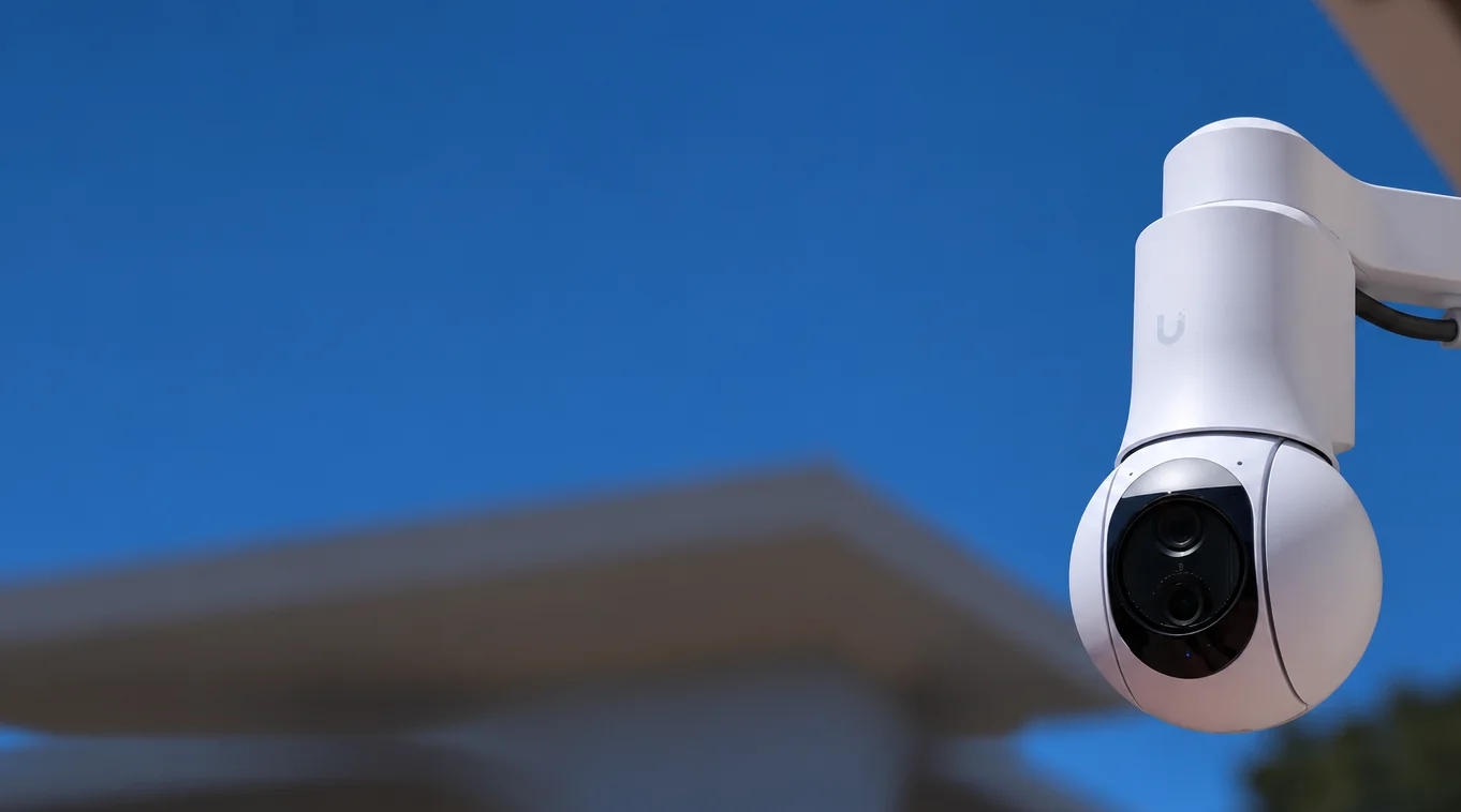 Venkovní kamera Ubiquiti UniFi na držáku u budovy